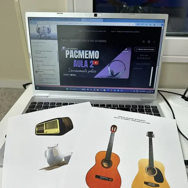 Aula do PAC Memo aberta no notebook, com a folha de figuras de 2000 e 4000 Hz na frente